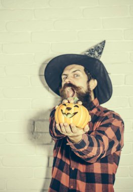 Cadılar Bayramı Balkabağı beyaz tuğla duvar adamla