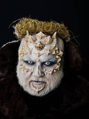 Saman çelenk başında olan adam