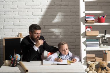 Kız ve babası çalışma odası beyaz tuğla zemin üzerine