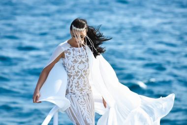 Gemi köprüde poz kadın