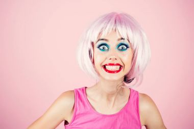 Kadın moda makyaj pembe peruk.