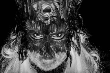 Karnaval maskesi erkek yüzüne