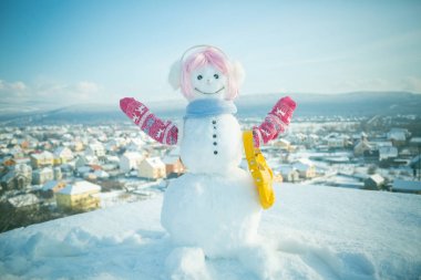 Kardan adam pembe peruk, eldiven ve atkı.