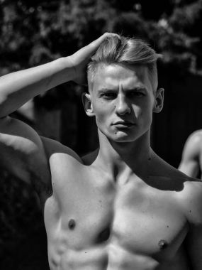 çıplak gövde ile genç adam 