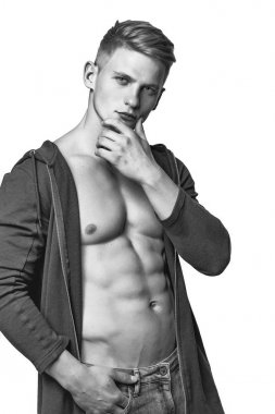 Seksi gövde ile genç adam