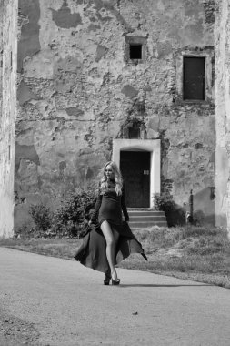 Yeşil elbiseli güzel kadın.