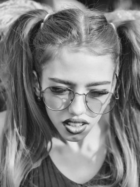 Güneş gözlüklü genç kadın