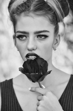 Kadın kırmızı haşhaş tohumu ile