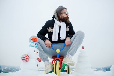 Hipster pilot gözlük ve şapka bisiklet