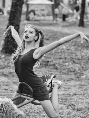 Salıncak üzerinde oynak kadın