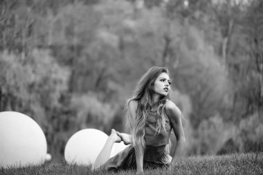 Çimenlerde yatan kız