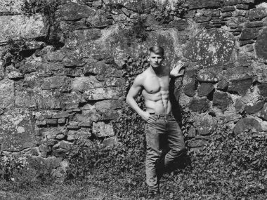 Taşlı duvar zemin üzerinde kas adam