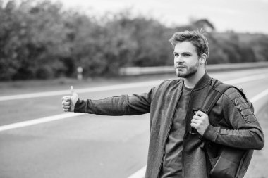 Genç adam otostop çekiyor.