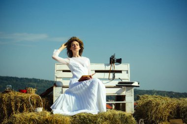 Kadın mavi gökyüzü kitap okuma