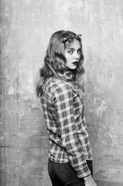 Güzel kız Menekşe ekose gömlekli