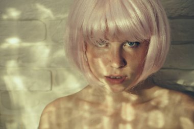 Kız ile cilt üzerinde ışık ışınları