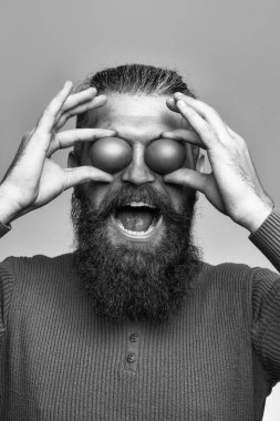 sakallı adam yumurta ile gülümseyen