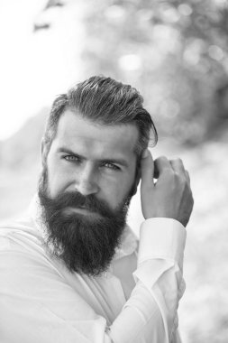 Mavi gökyüzü üzerinde sakallı adam