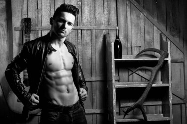 Kaslı adam gitar ile