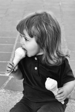 Küçük çocuk dondurma yemek