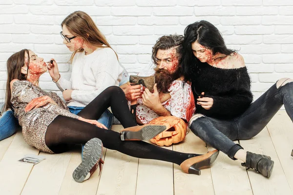 Lidé zombie Halloween vousatý muž a krvavé žen — Stock fotografie