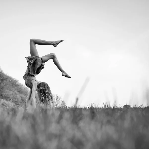 Frau macht Salto — Stockfoto