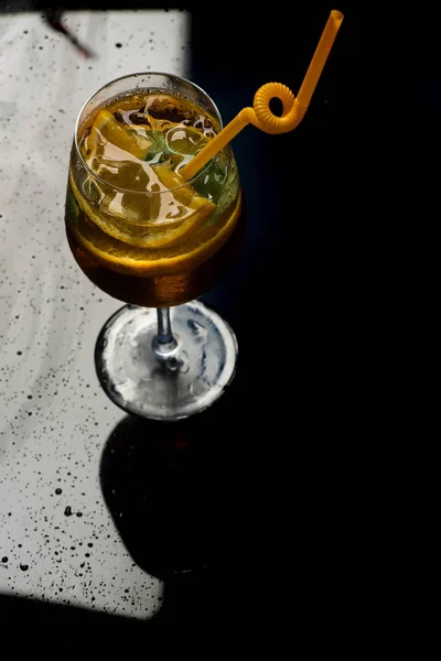 Koktejl na černé okraje. — Stock fotografie