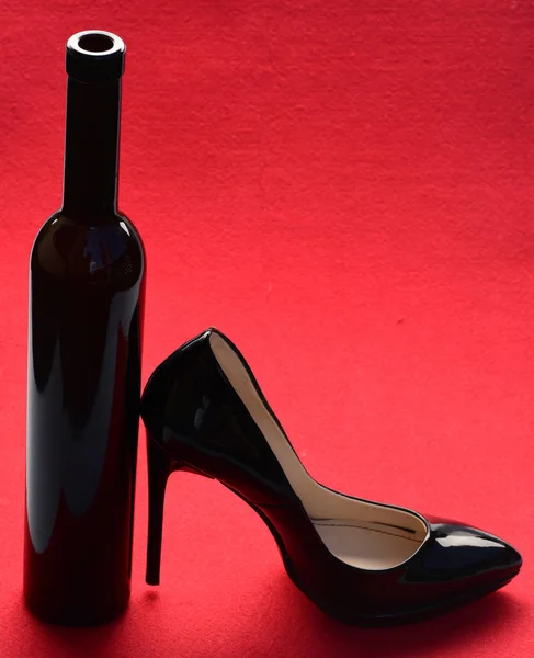 Bottiglia di vino e scarpa colore nero — Foto Stock