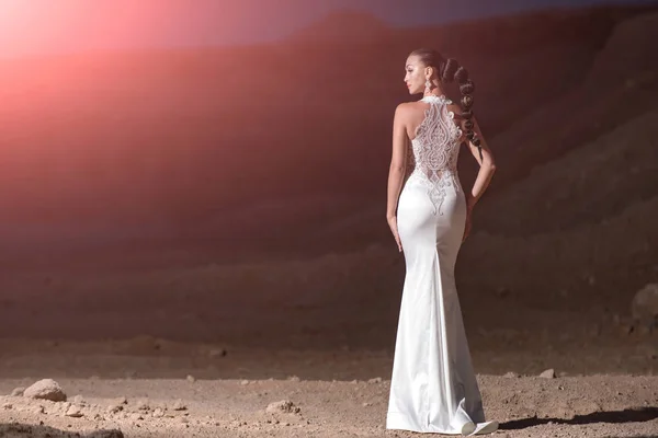 Mulher de vestido de noiva branco no deserto — Fotografia de Stock