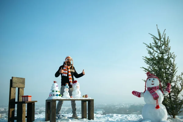 Hipster genieten van winterdag op blauwe hemel — Stockfoto
