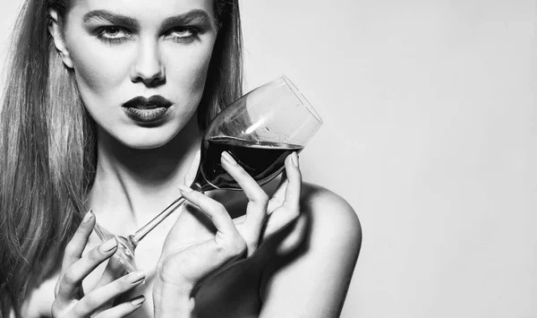 Şarap cam içmek kırmızı dudaklar ile güzel kız — Stok fotoğraf