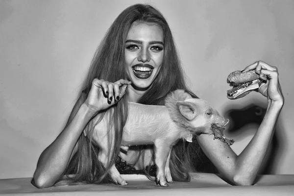 Burger ve pigglet kadın ile