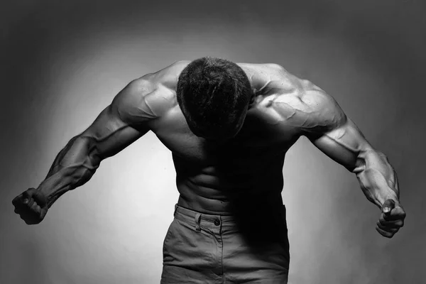 Uomo muscolare con corpo sexy — Foto Stock