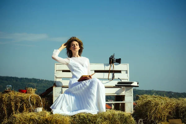 Kadın mavi gökyüzü kitap okuma