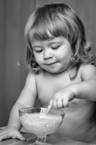Liten pojke äta yoghurt — Stockfoto