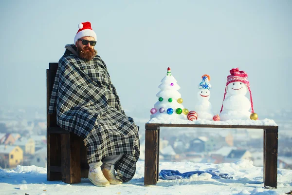Хіпстер в плетеній ковдрі сидить на стільці в зимовий день — стокове фото