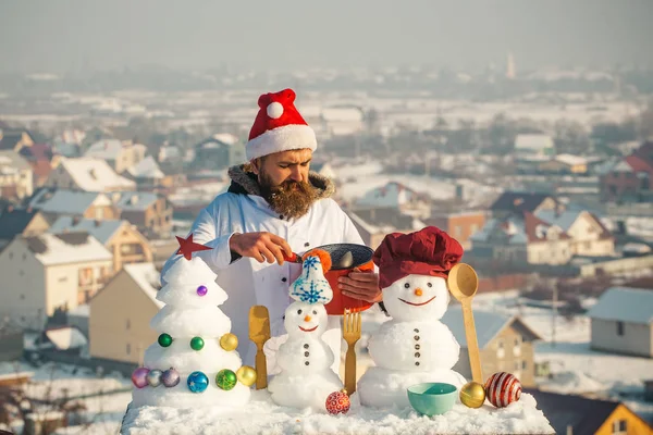 Yemek, kardan adam ve xmas ağacı üzerinde mavi gökyüzü kar