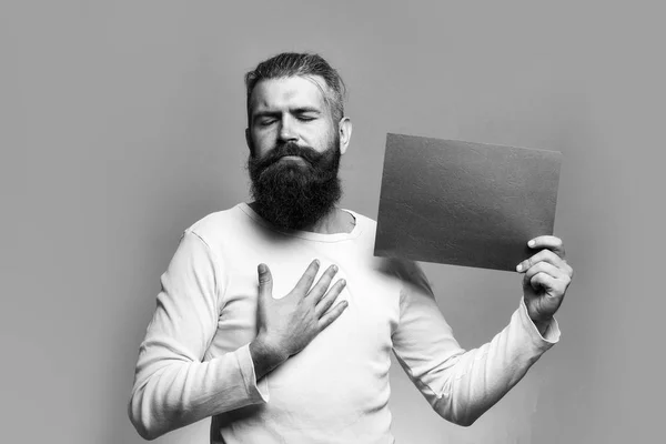 Vážný muž s papírem — Stock fotografie