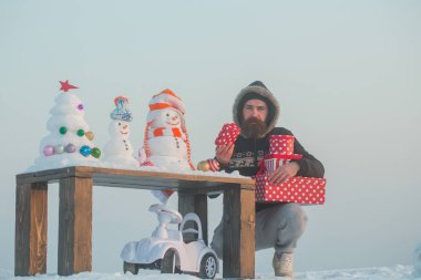 Mutsuz adam hediye kutuları tutarak