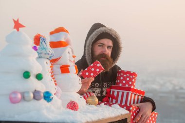 Karlı manzara mevcut kutulara adamla