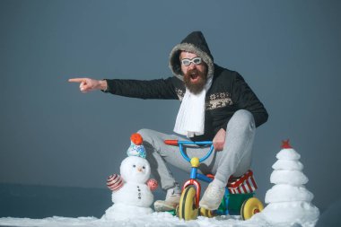 Üç tekerlekli bisiklet üzerinde gri gökyüzü heyecanlı kişini