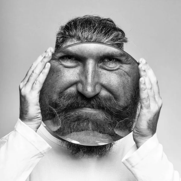 Homem barbudo com lupa — Fotografia de Stock