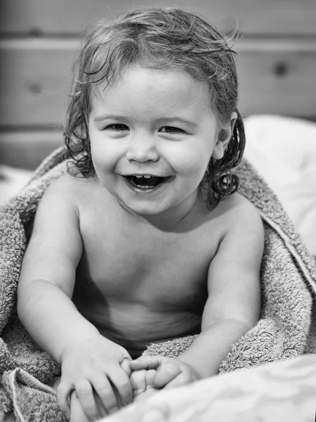 Niño pequeño en toalla — Foto de Stock