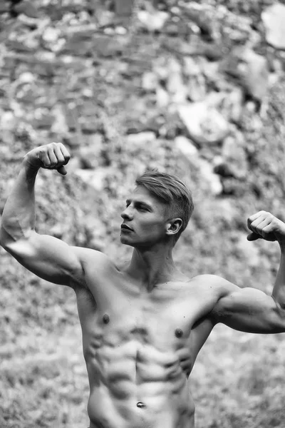 Bodybuilder musculaire posant en plein air — Photo