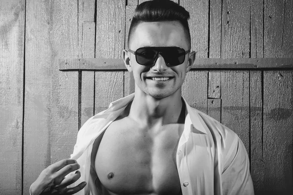 Bir serin şaşırtıcı şehvetli genç