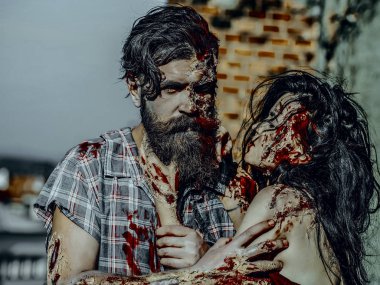 Cadılar Bayramı vampir sakal ve kırmızı kan ile açık havada yaralar