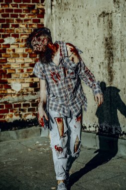 Grunge arka planda yürüyen Cadılar Bayramı adam