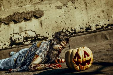 Cadılar Bayramı vampir grunge arka plan üzerinde yırtık kıyafetler