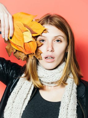 Fularlı şık saç modeliyle moda.