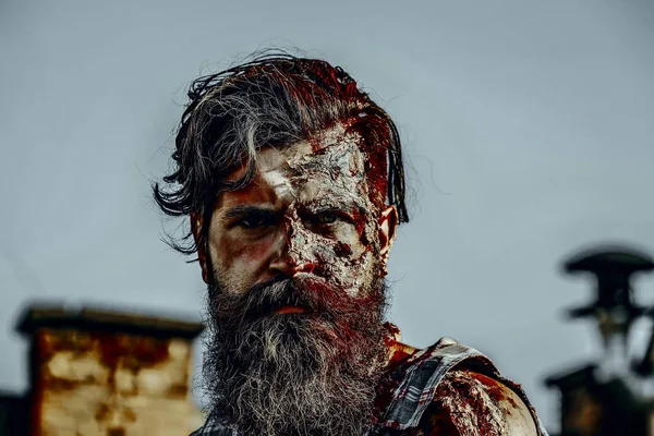 Cadılar Bayramı zombi mavi gökyüzü çatı üzerinde